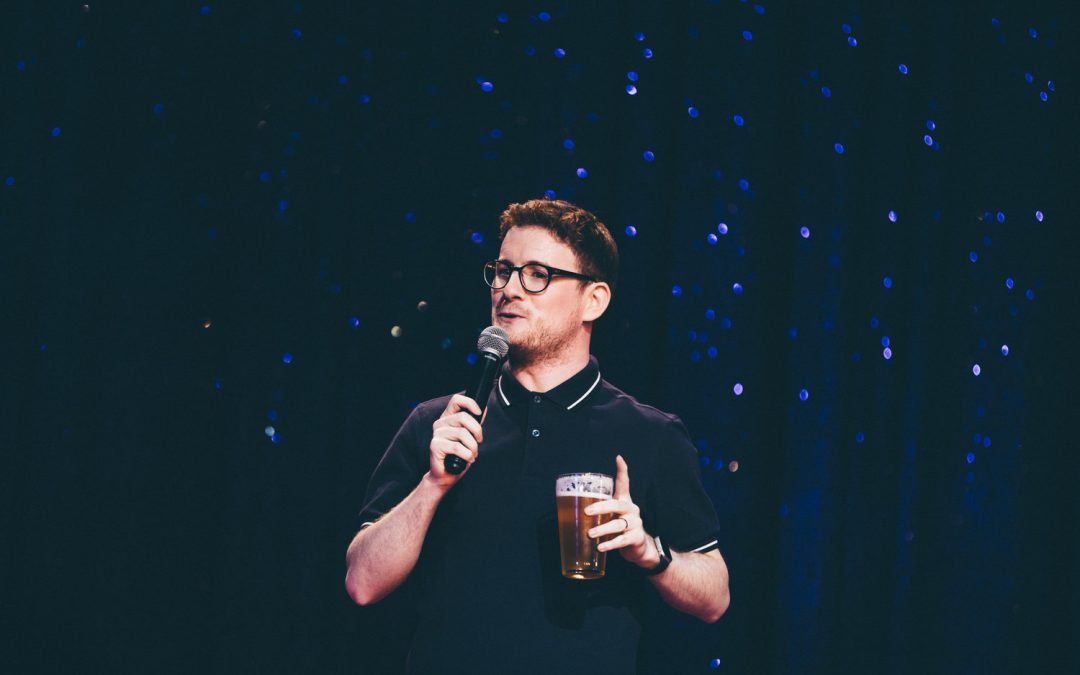 L&rsquo;humoriste Paul Taylor sur scène à San Francisco avec son nouveau spectacle « F* Me, I’m French! »