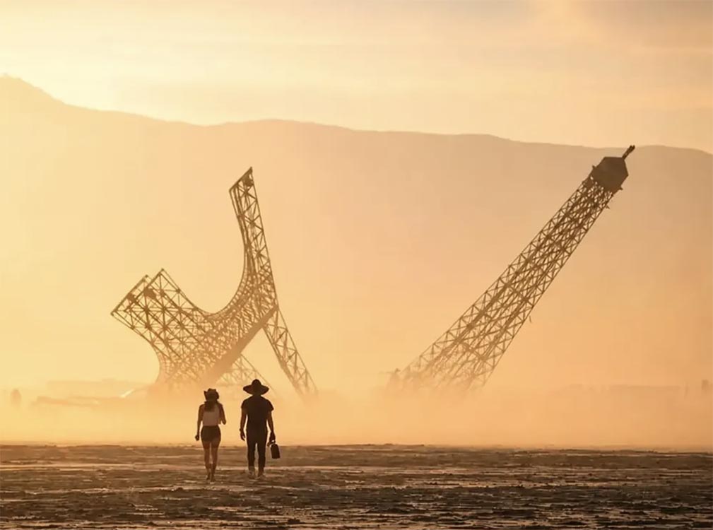 Eiffela Broken Dream : une Tour Eiffel brisée comme un mirage dans le désert de Burning Man