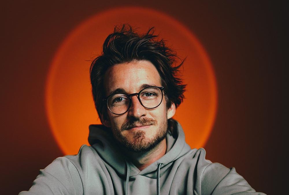 Jérémy Charbonnel : l’humoriste français présente SEUL TOUT dans la Baie
